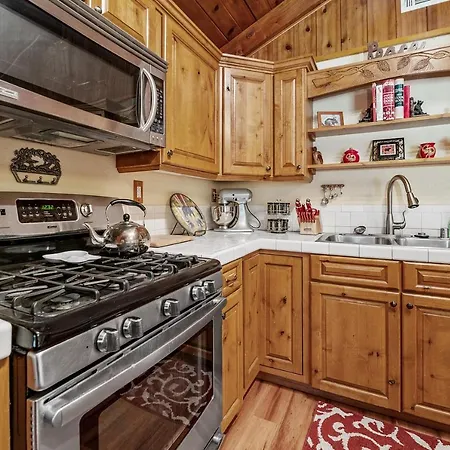 Catalina Retreat -Cozy Mountain Home In A Tree Filled Neighborhood, Plenty Of Games And A Hot Tub!
